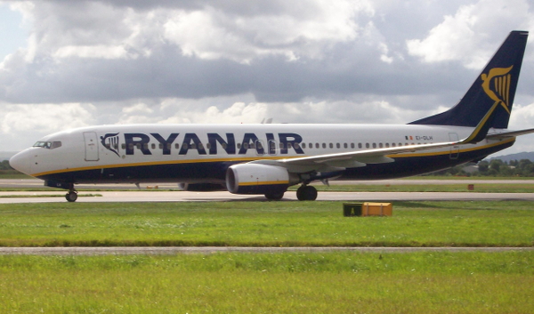 Αρχική φωτογραφία από: http://en.wikipedia.org/wiki/Ryanair#mediaviewer/File:Ryanair_Boeing_737-800_At_Manchester_International_Airport.jpg